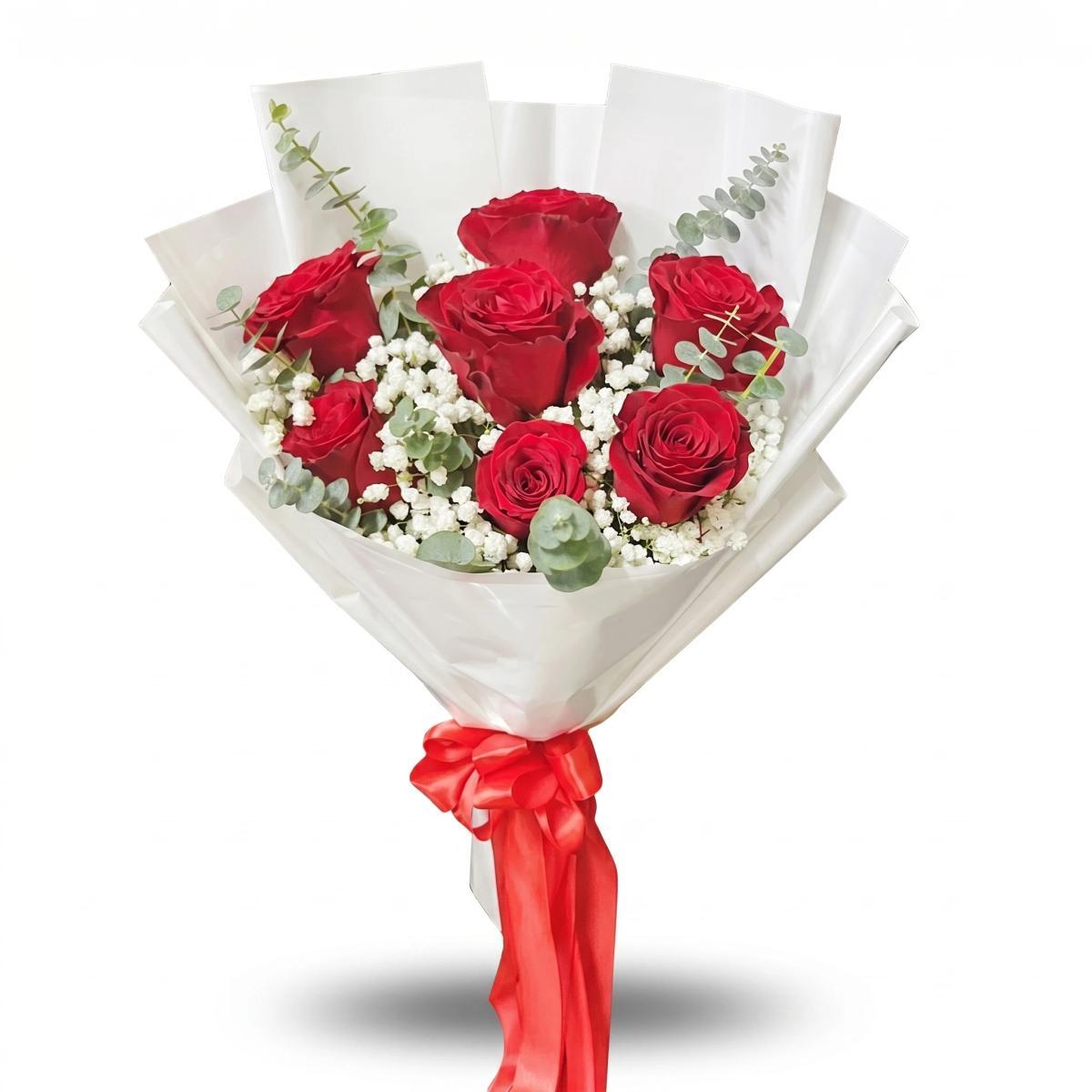 A classic romantic bouquet in a rounded hand-tied style. Lush, elegant, and full of warm feelings—perfect for anniversaries, birthdays, congratulations, or a heartfelt surprise. Timeless and always meaningful.