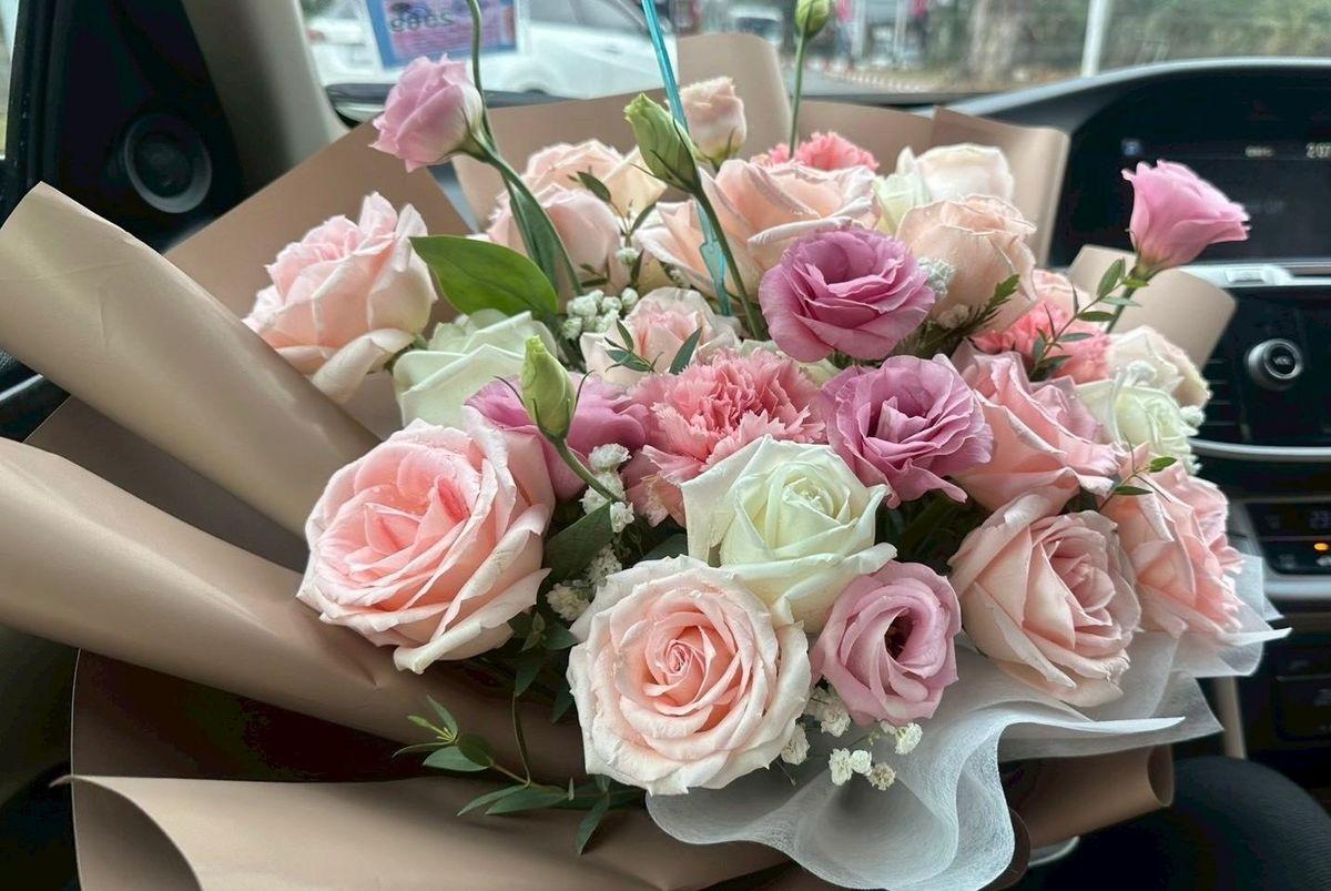 A soft and romantic mixed bouquet in gentle pink and white tones. Perfect for anniversaries, birthdays, or expressing warm feelings. Elegant, light, and timeless.