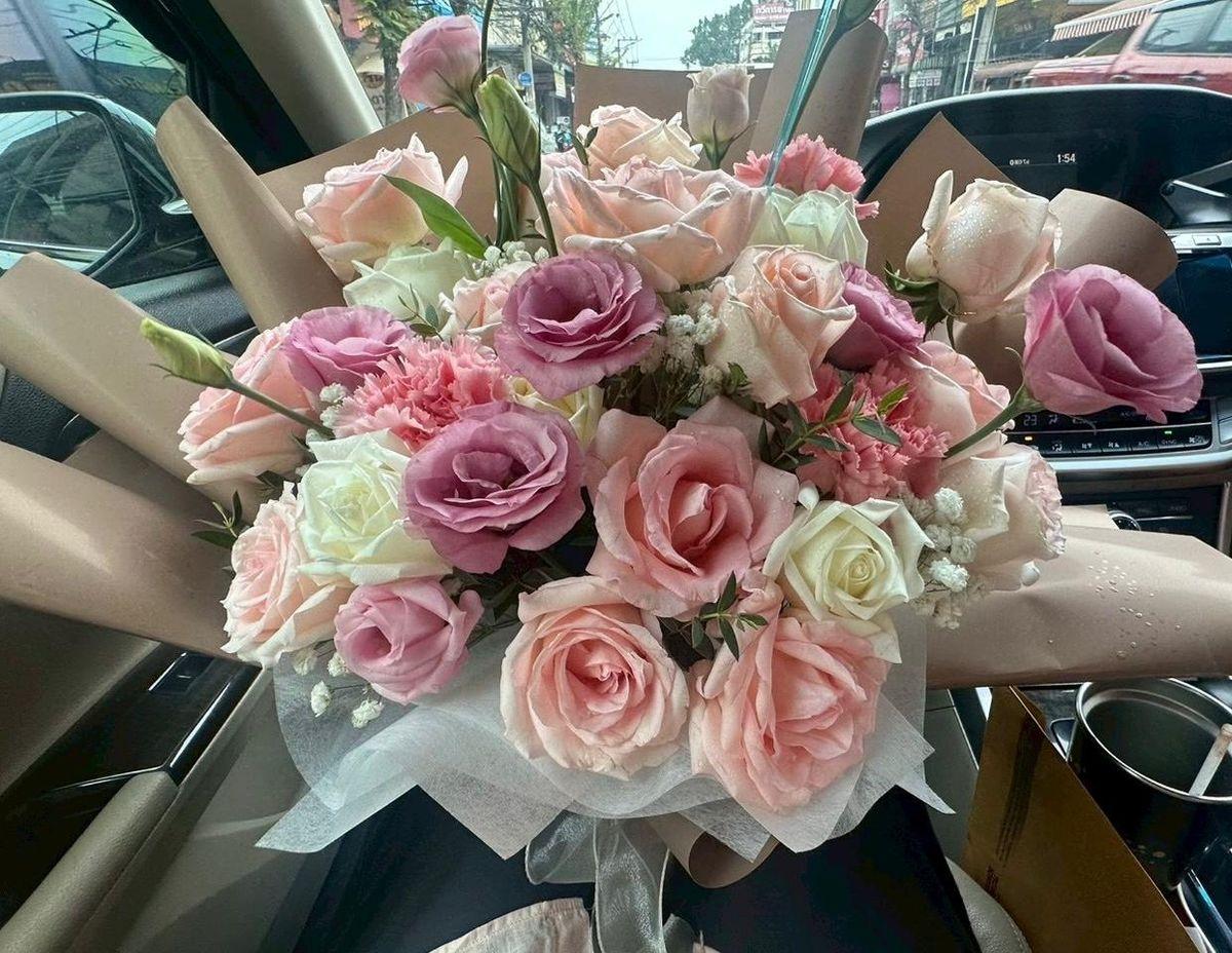A soft and romantic mixed bouquet in gentle pink and white tones. Perfect for anniversaries, birthdays, or expressing warm feelings. Elegant, light, and timeless.