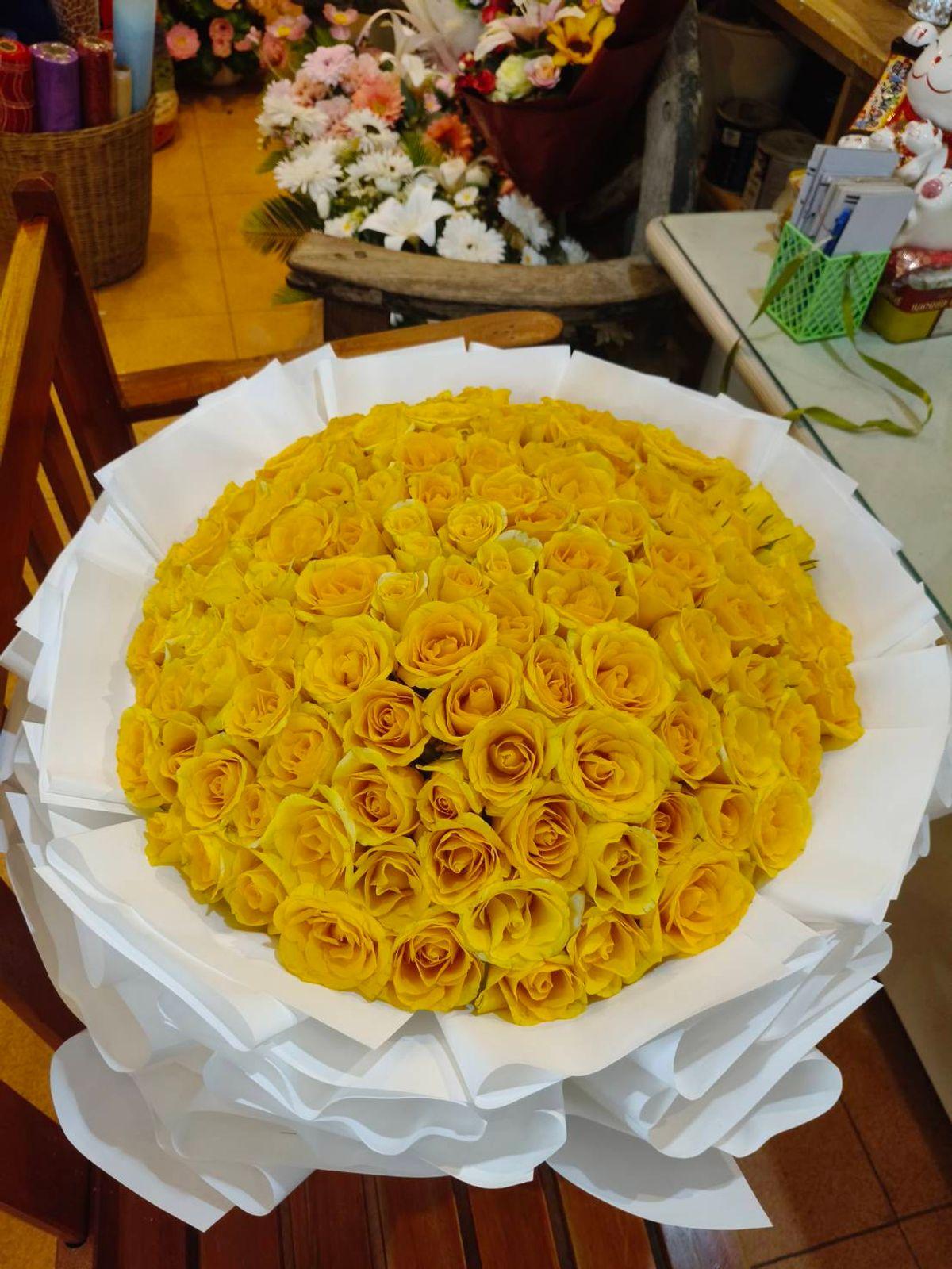 Elegant, vibrant, and impressive, this bouquet of approximately 101 mixed-color roses is designed to make a lasting impression. With its generous size and beautiful blend of colors, it is perfect for birthdays, anniversaries, congratulations, or any occasion that deserves something truly special.