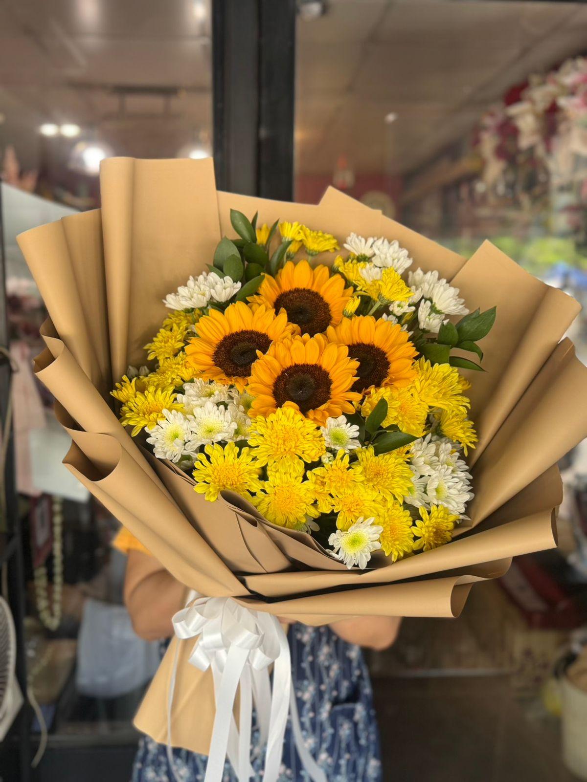 40cm flower bouquet with 5 yellow sunflowers and 15 white and yellow mums in premium natural kraft brown wrapping, designed for get well wishes, friendship, and cheerful gifting in Chiang Mai.
